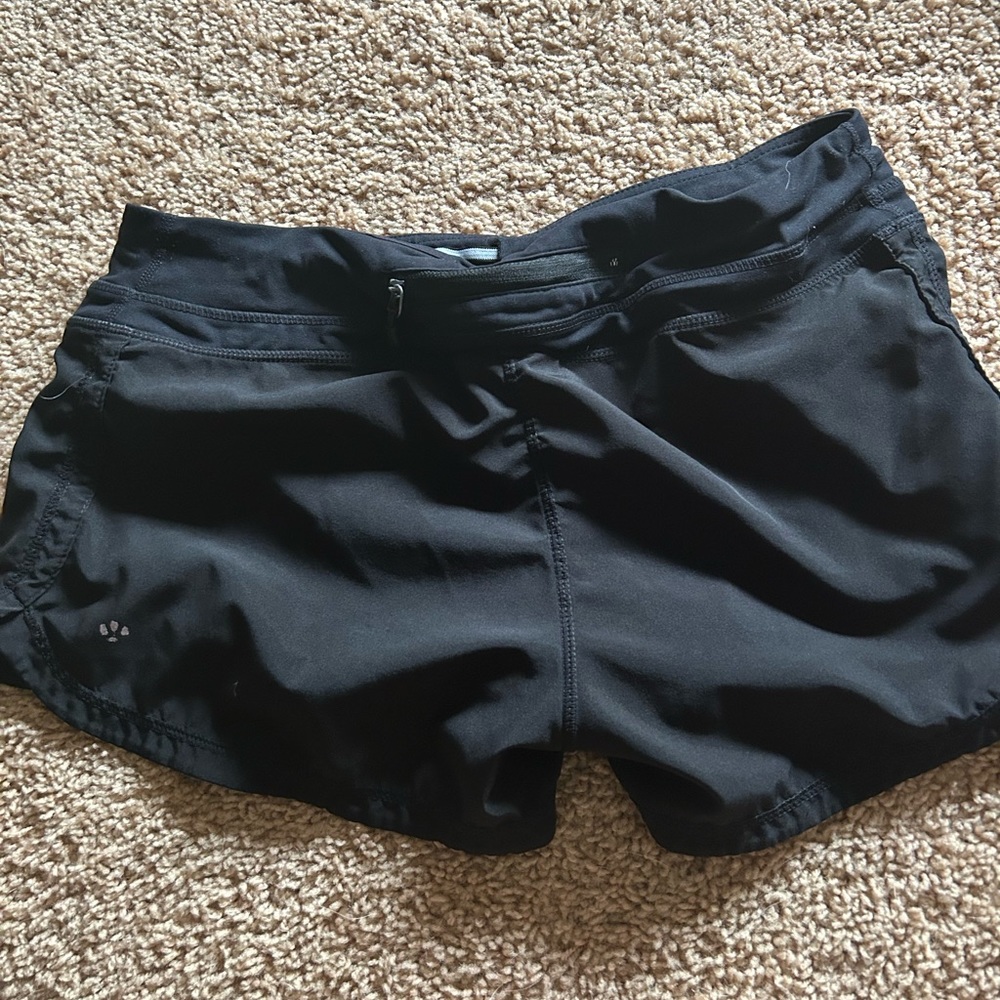 black lululemon shorts